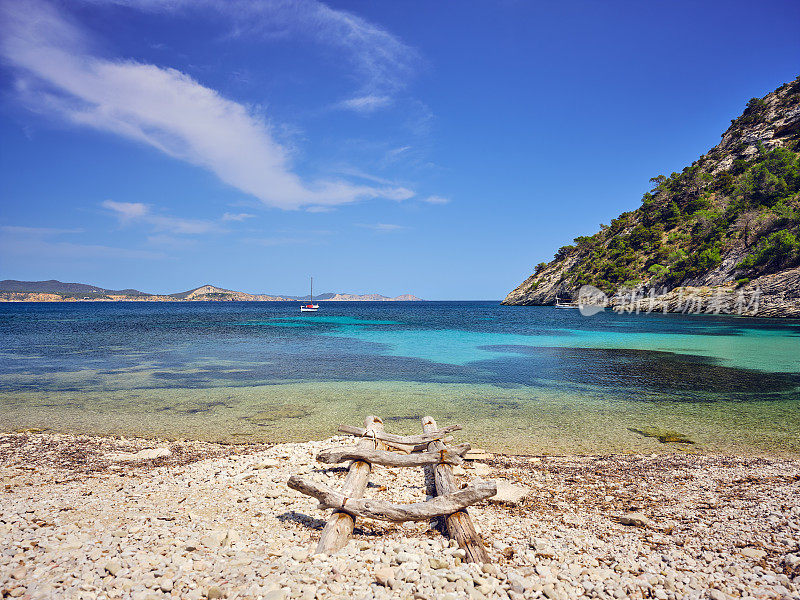 Cala Llentrisca，风景优美的卵石海滩，船滑道和透明的水域，伊比沙岛，西班牙